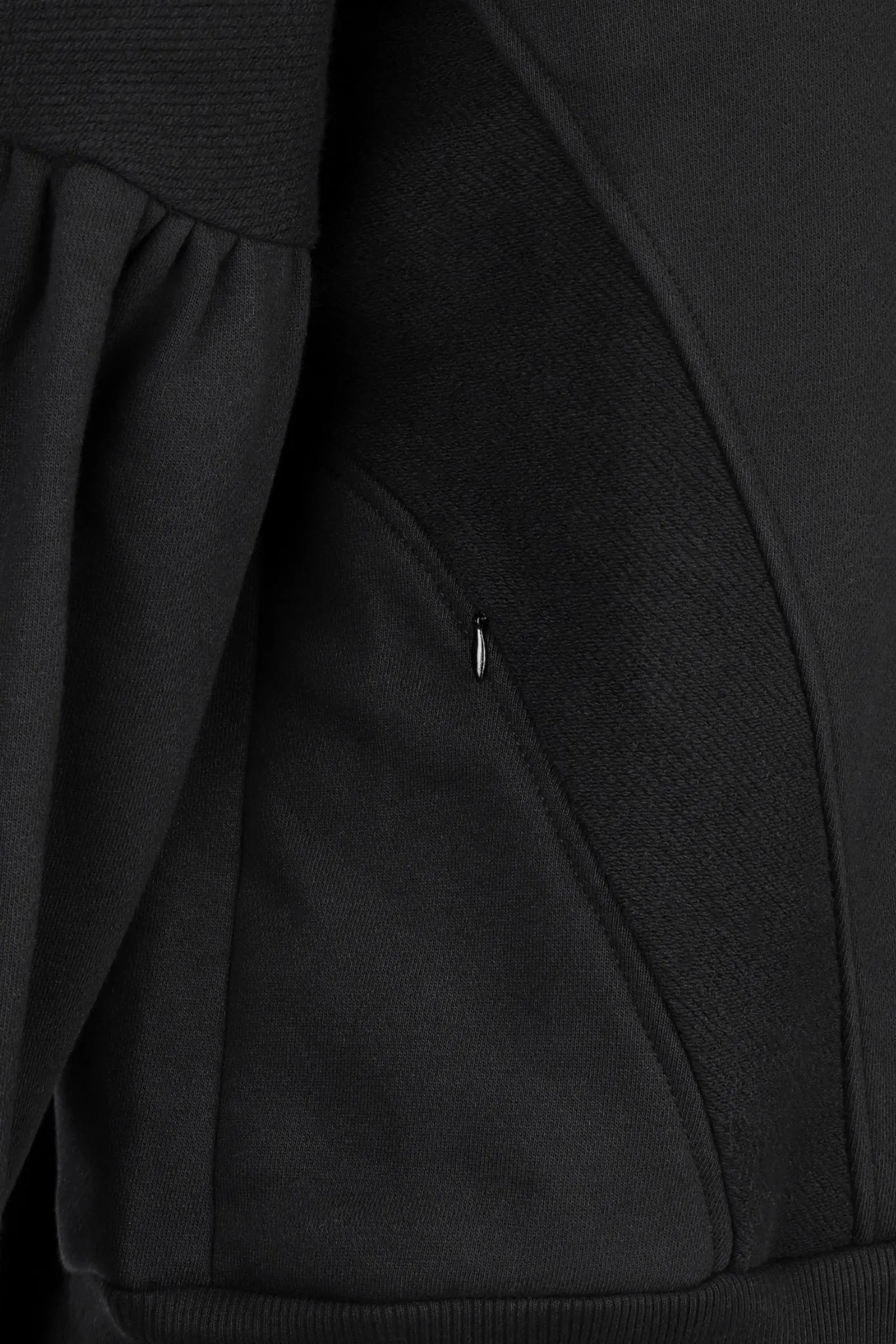 QUERCUS black packshot...webp